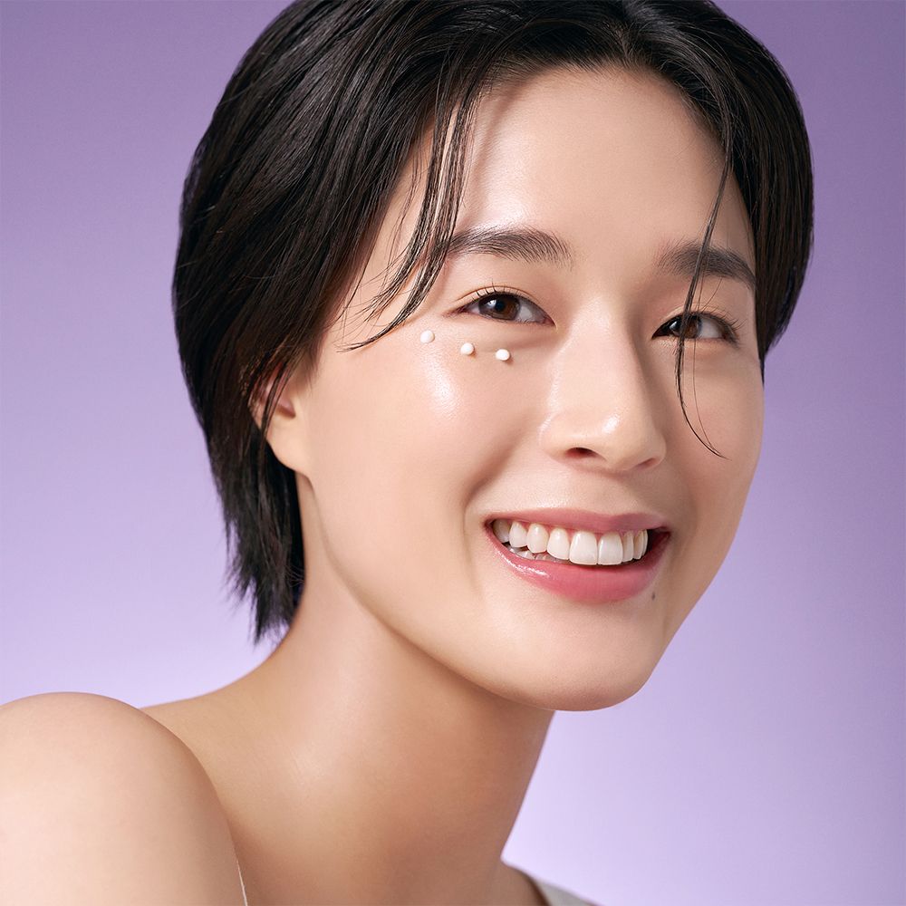 Frau mit aufgetragener Retinol Spot Cream auf der Haut.