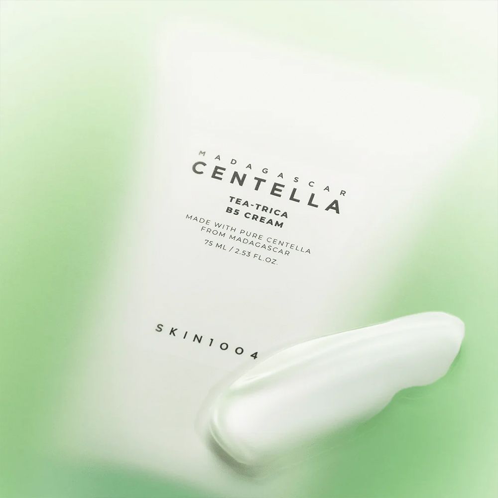Cremeprobe neben einer Tube SKIN1004 Centella Tea-Trica B5 Cream.
