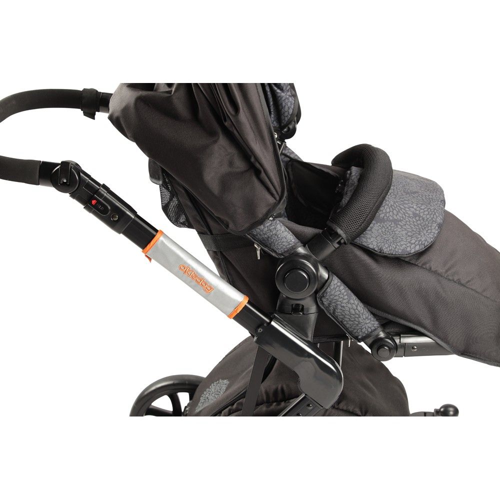 Reflektierendes Band mit Klettverschluss. Silberfarben mit orangefarbenen Akzenten. Schwarzer Kinderwagen.