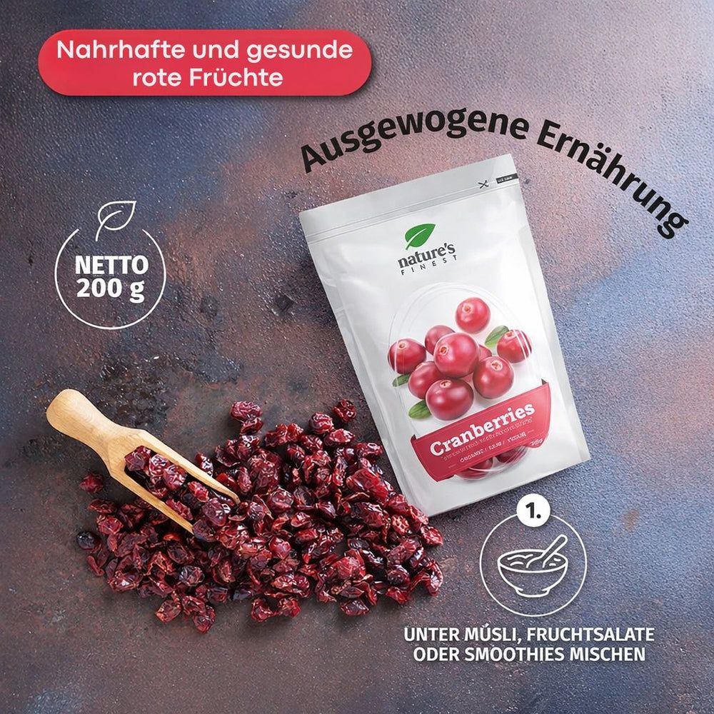 Trockenfrüchte Cranberries in einem Beutel und auf einem Holzlöffel, netto 200 g.