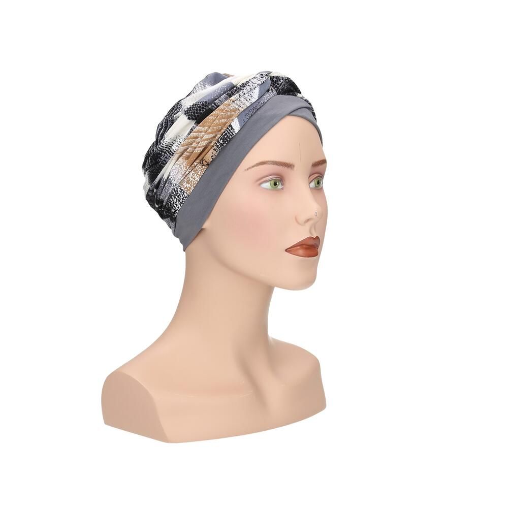 Turban auf Büste, diagonale Ansicht. Graue Basis, gemustertes Oberteil.