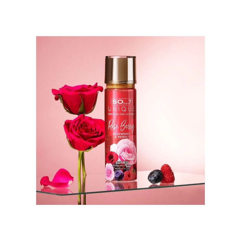 Körperspray mit rosafarbenem Etikett. Aufschrift: "SO...? UNIQUE", "Rose Berry". Mit Rosen und Beeren dekoriert.
