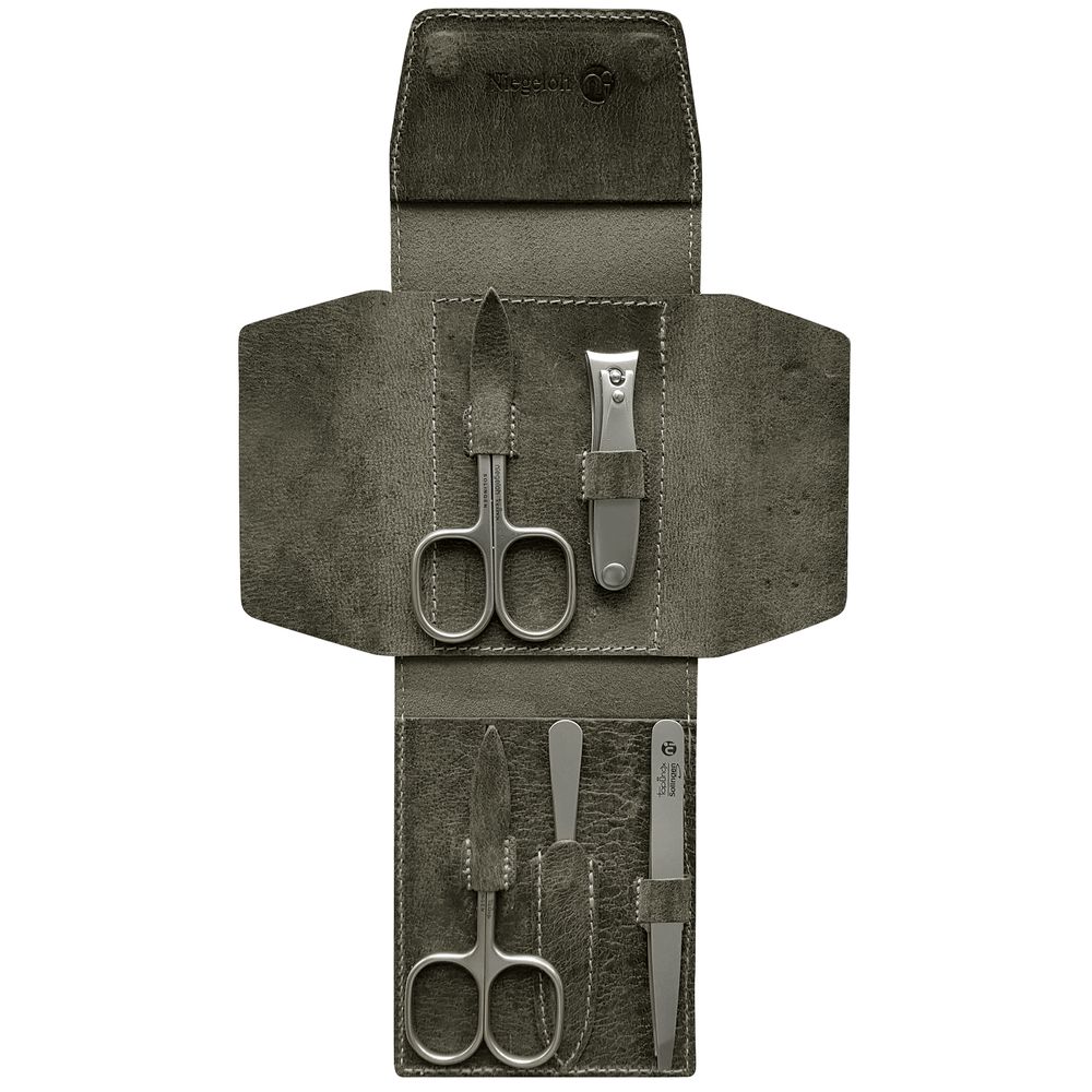 Graues Lederetui mit Maniküre-Set. Enthält Schere, Nagelknipser, Nagelfeile und Hautschieber. Niegeloh-Logo oben.