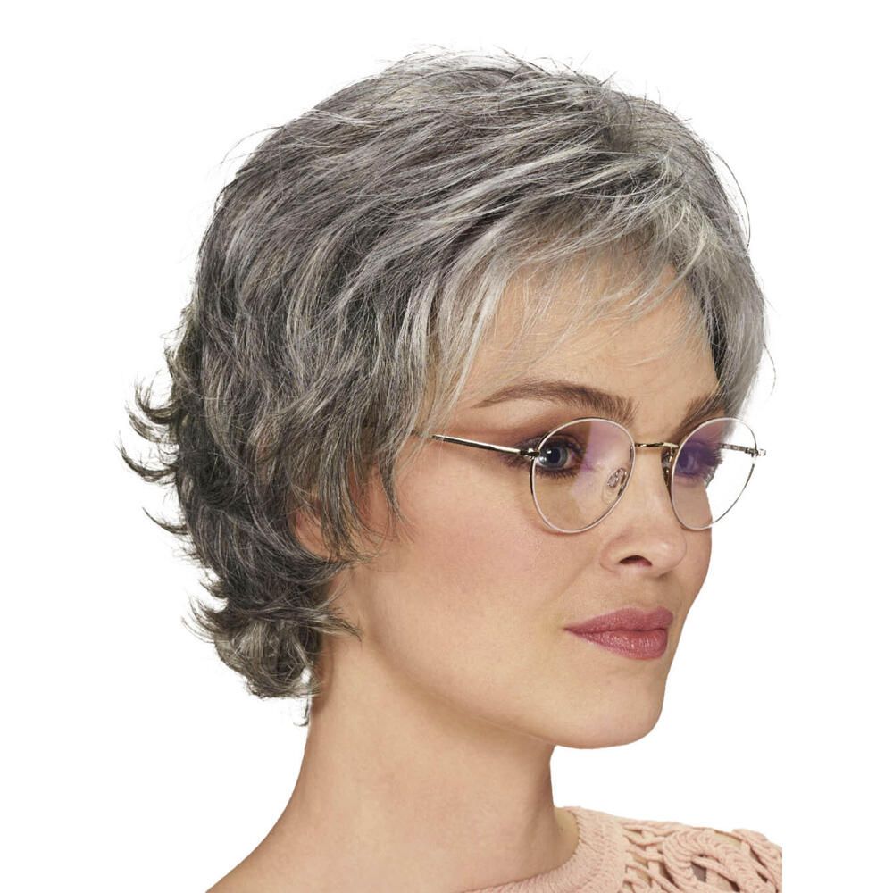 Kurzhaarperücke mit grauen Strähnen. Frau mit Brille. Nahaufnahme.