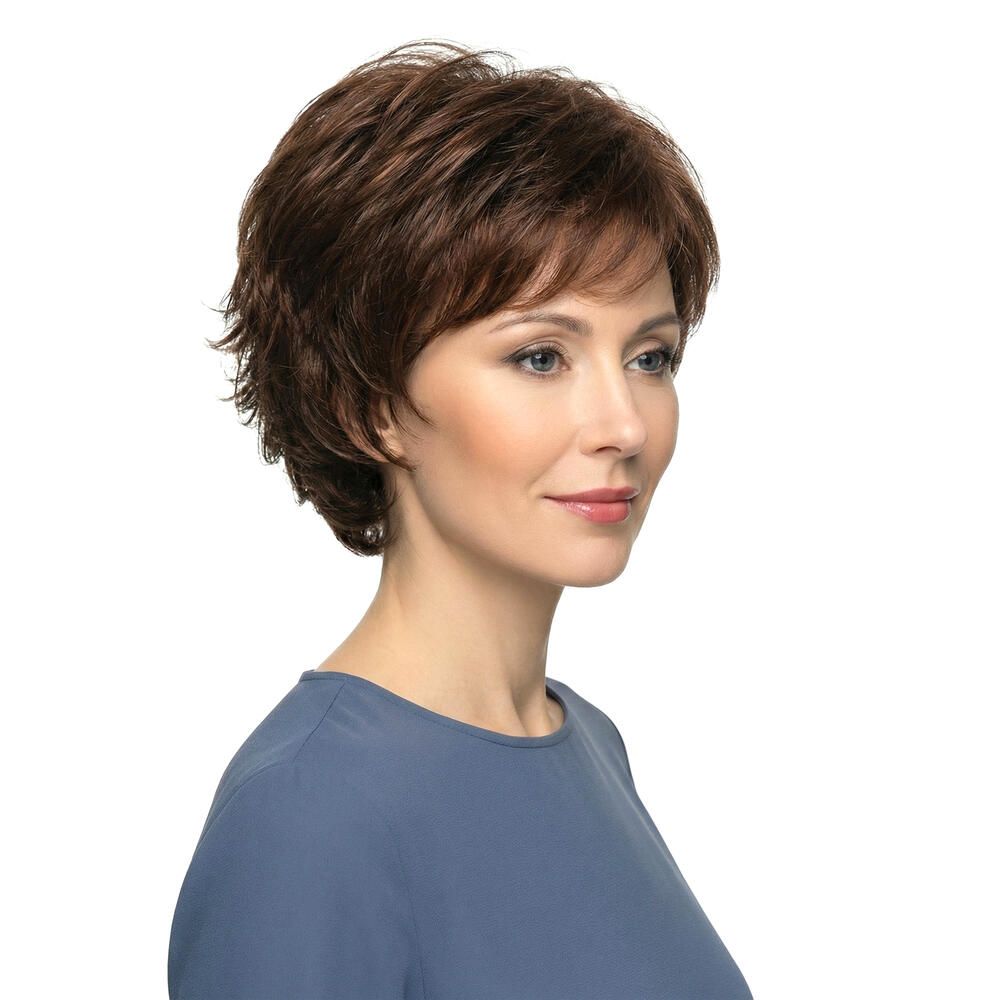 Kurzhaarperücke in Braun. Frau mit blauem Oberteil, Dreiviertelansicht.