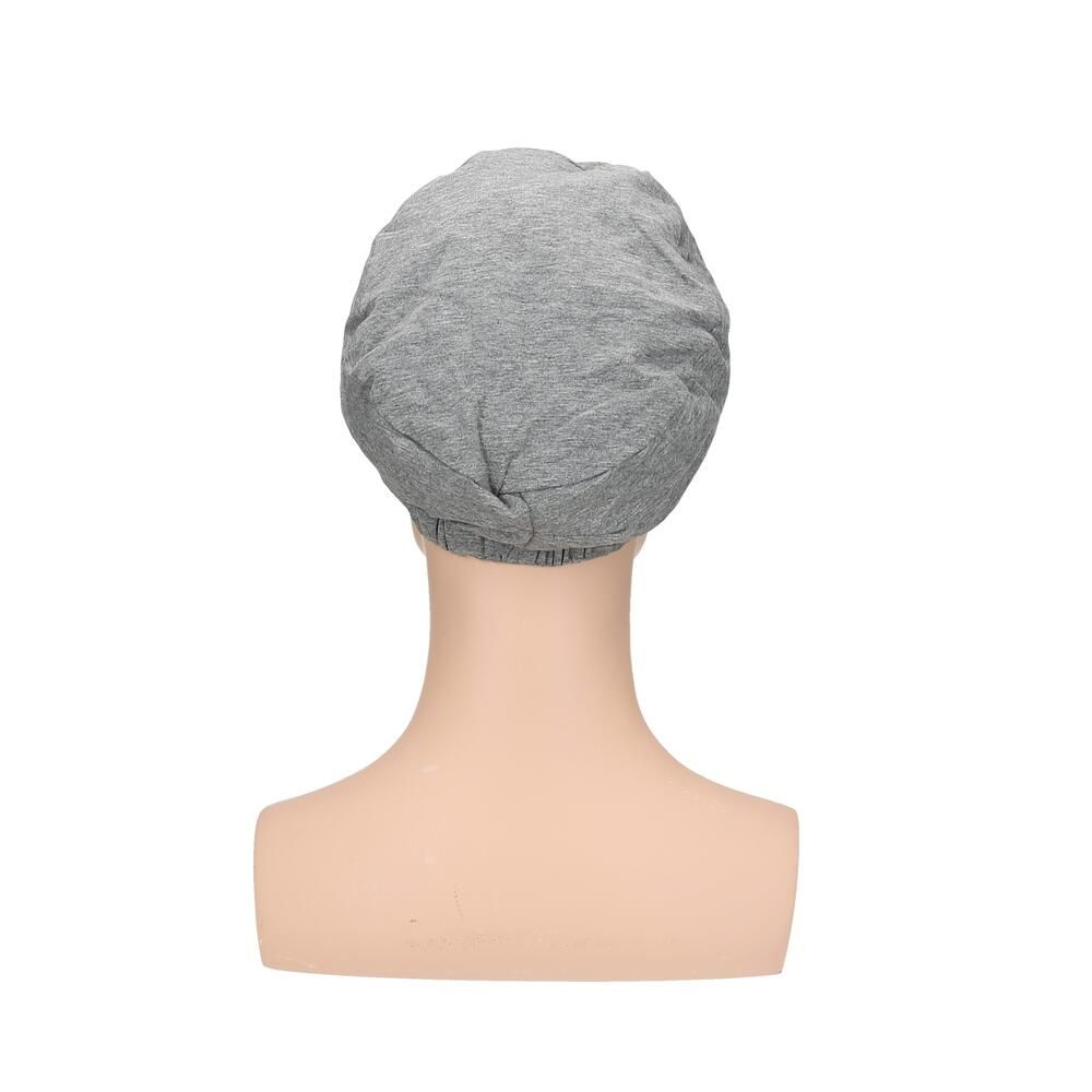 Grauer Turban auf einer Schaufensterpuppe. Rückansicht. Stoffhaube mit Falten. Für den Kopf.