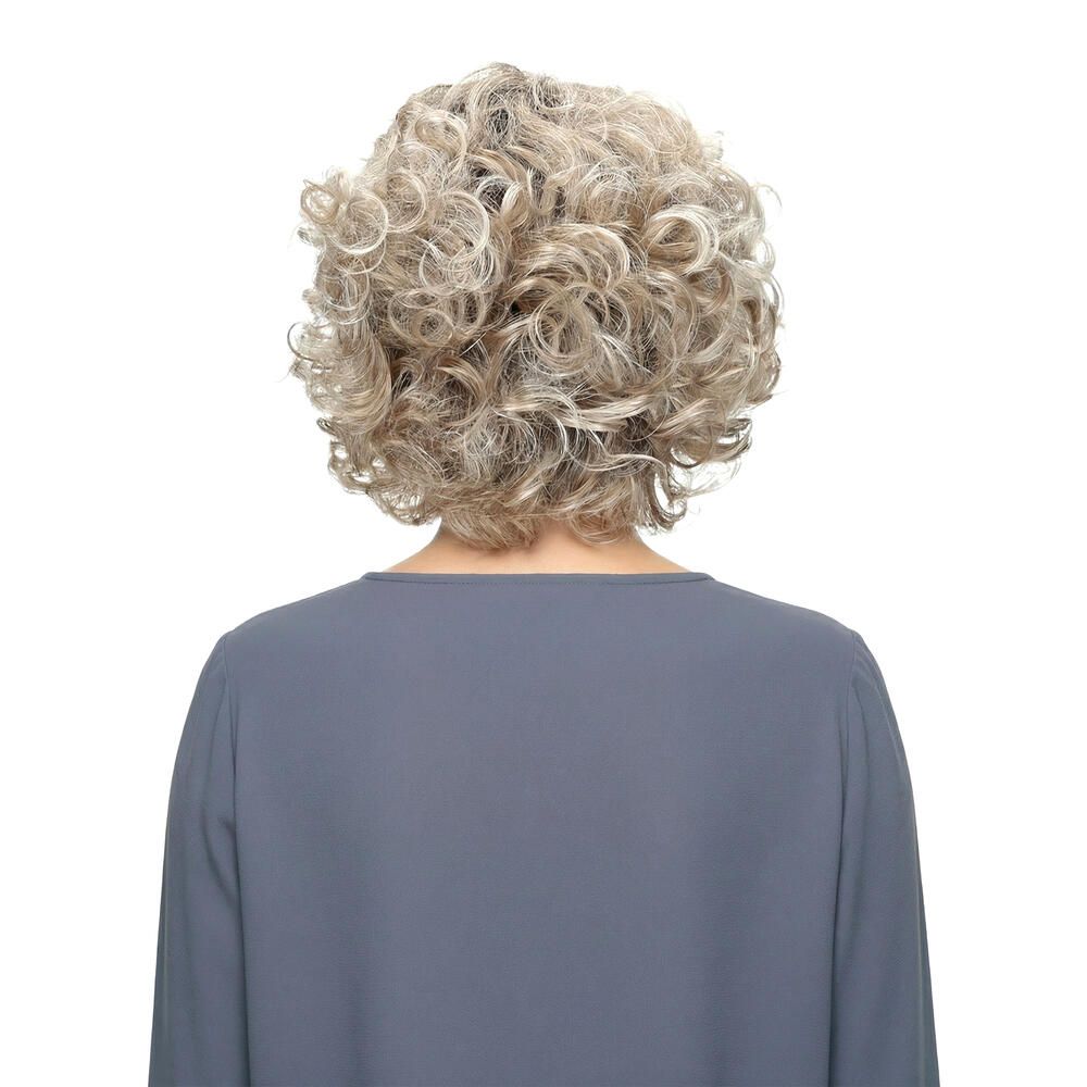 Rückansicht einer Frau mit blond gelockter Perücke. Graues Oberteil.