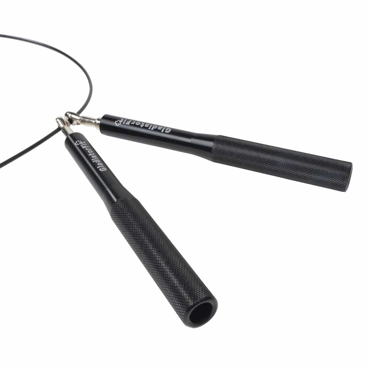 Schwarzes Springseil mit schwarzen Griffen. Griffe mit GladiatorFit-Logo. Perspektivische Ansicht.