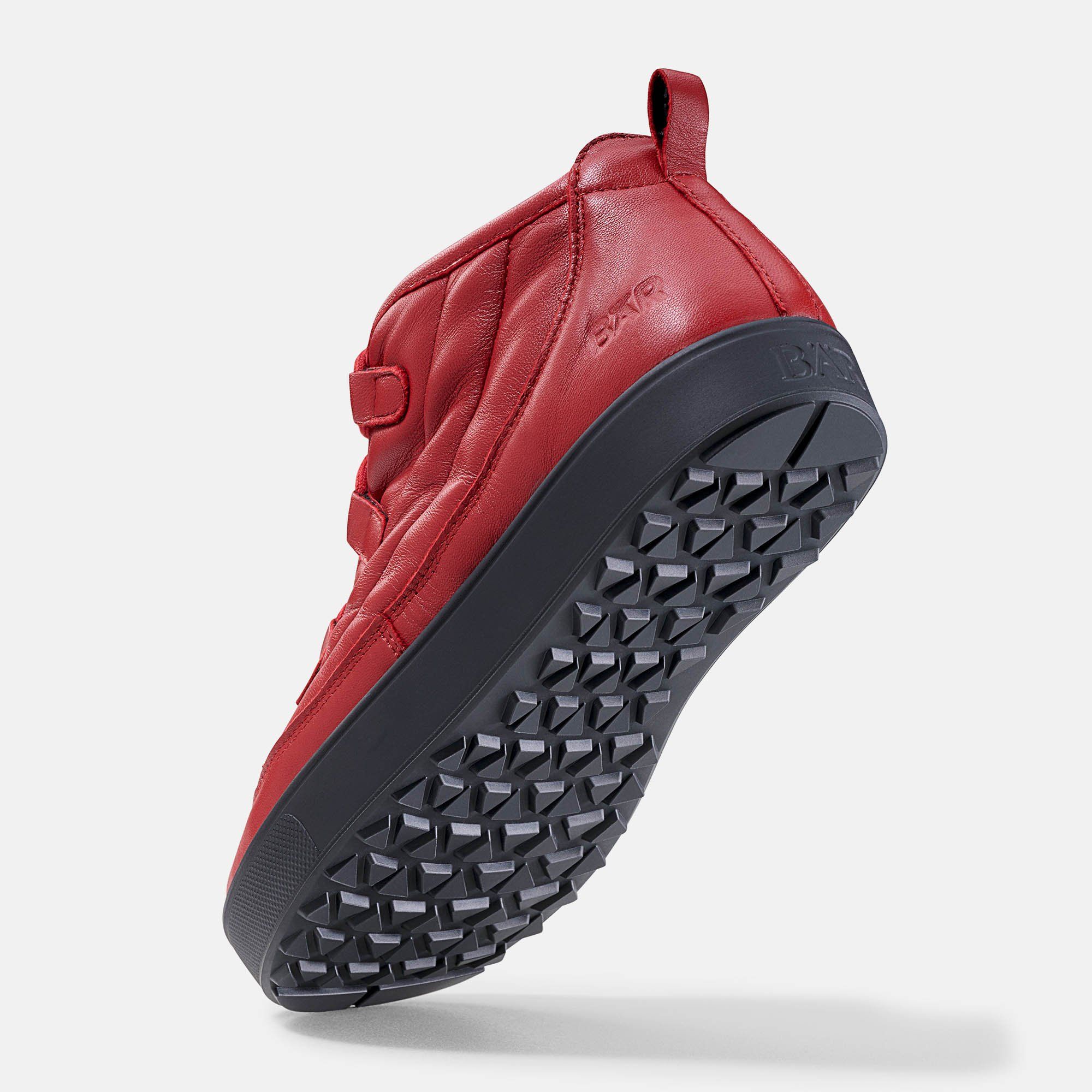 Rote Stiefelette mit Schnürung, gepolstertem Leder und schwarzer Sohle. BÄR-Logo seitlich. Profilierte Sohle.