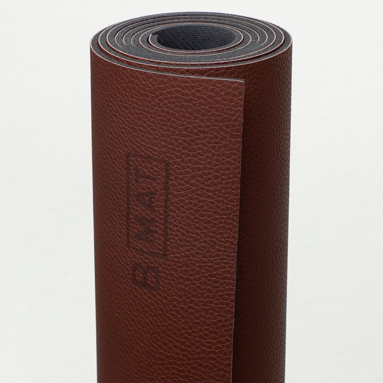 Gerollte Yogamatte, braun, mit Logo "B MAT".