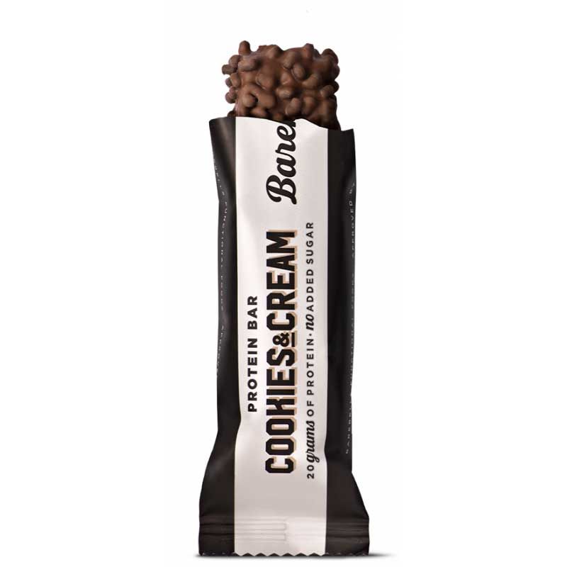 Proteinriegel Cookies & Cream, teilweise ausgepackt. Schwarze und weiße Verpackung mit Text. 20g Protein, ohne Zuckerzusatz.