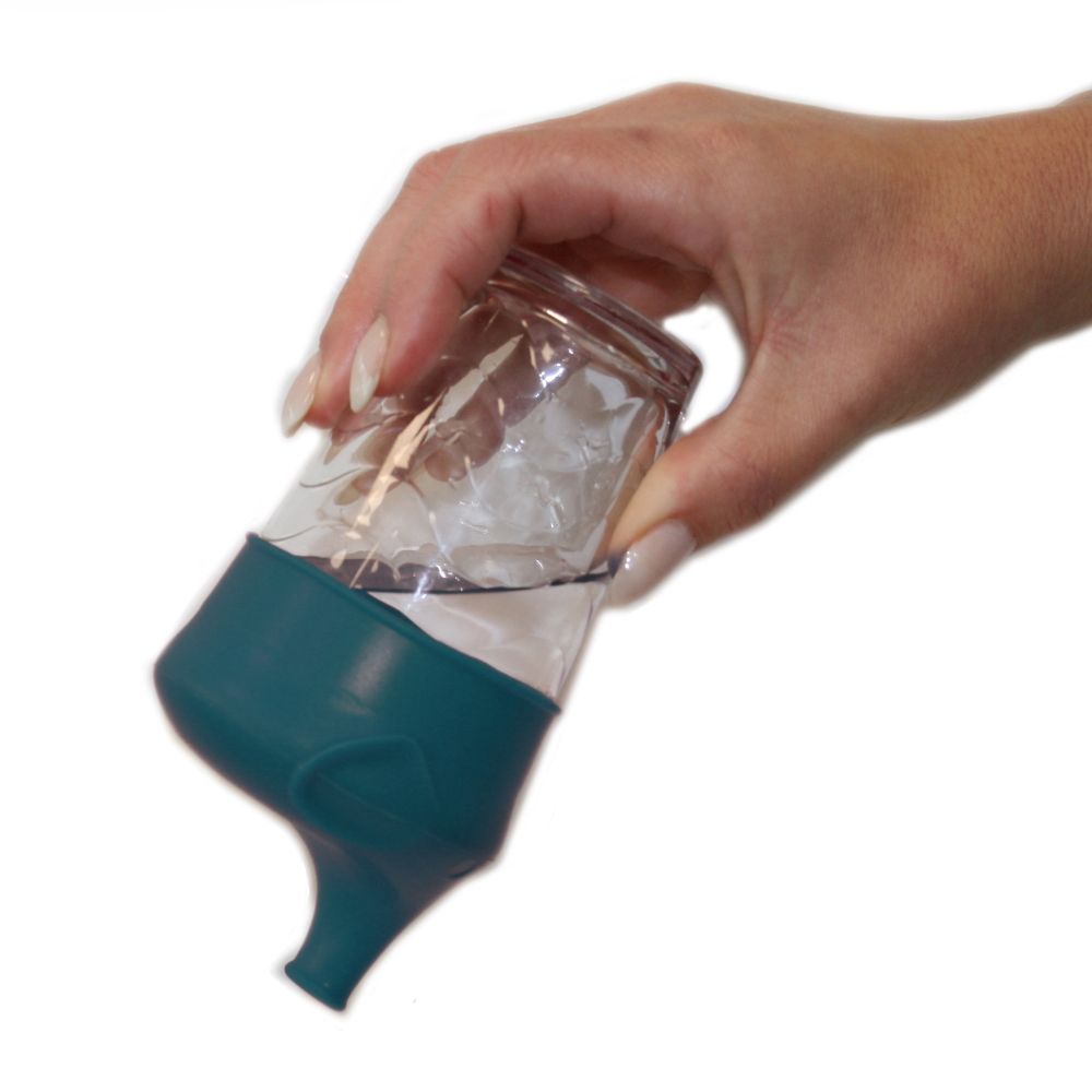 Hand hält ein Glas mit Wasser, das mit einem blaugrünen Silikon-Deckel mit Schnabelaufsatz verschlossen ist. Das Glas ist geneigt.