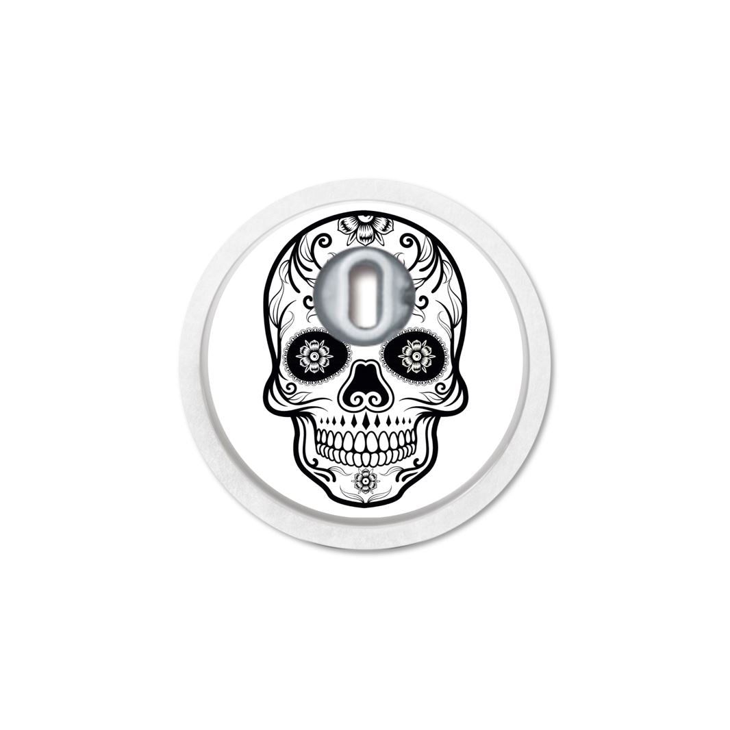 Runder Aufkleber mit Totenkopf-Design. Öffnung für Sensor. Schwarze und weiße Details. Weißer Rand.