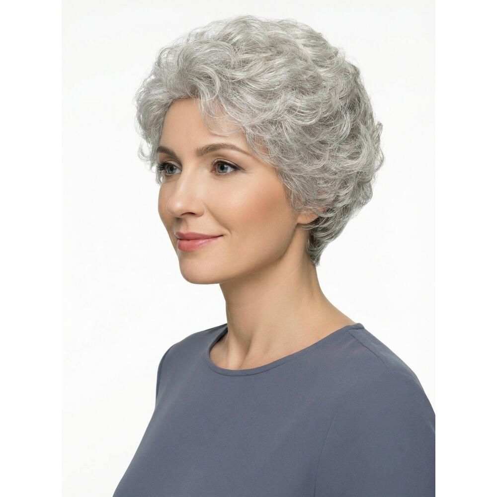 Kurzhaarperücke mit grauen Locken. Die Frau trägt ein blaues Oberteil. Seitenansicht.