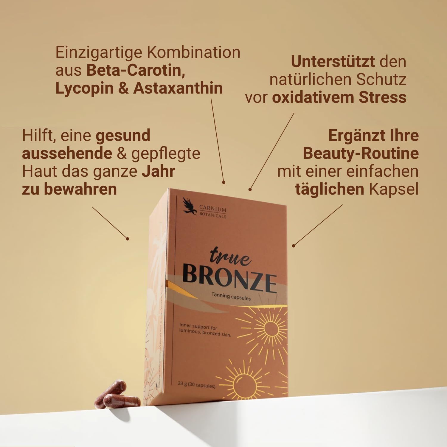 Braune Produktverpackung mit "true BRONZE" Schriftzug. Kapseln liegen daneben. Logo: Vogel. Text: Tanning capsules.