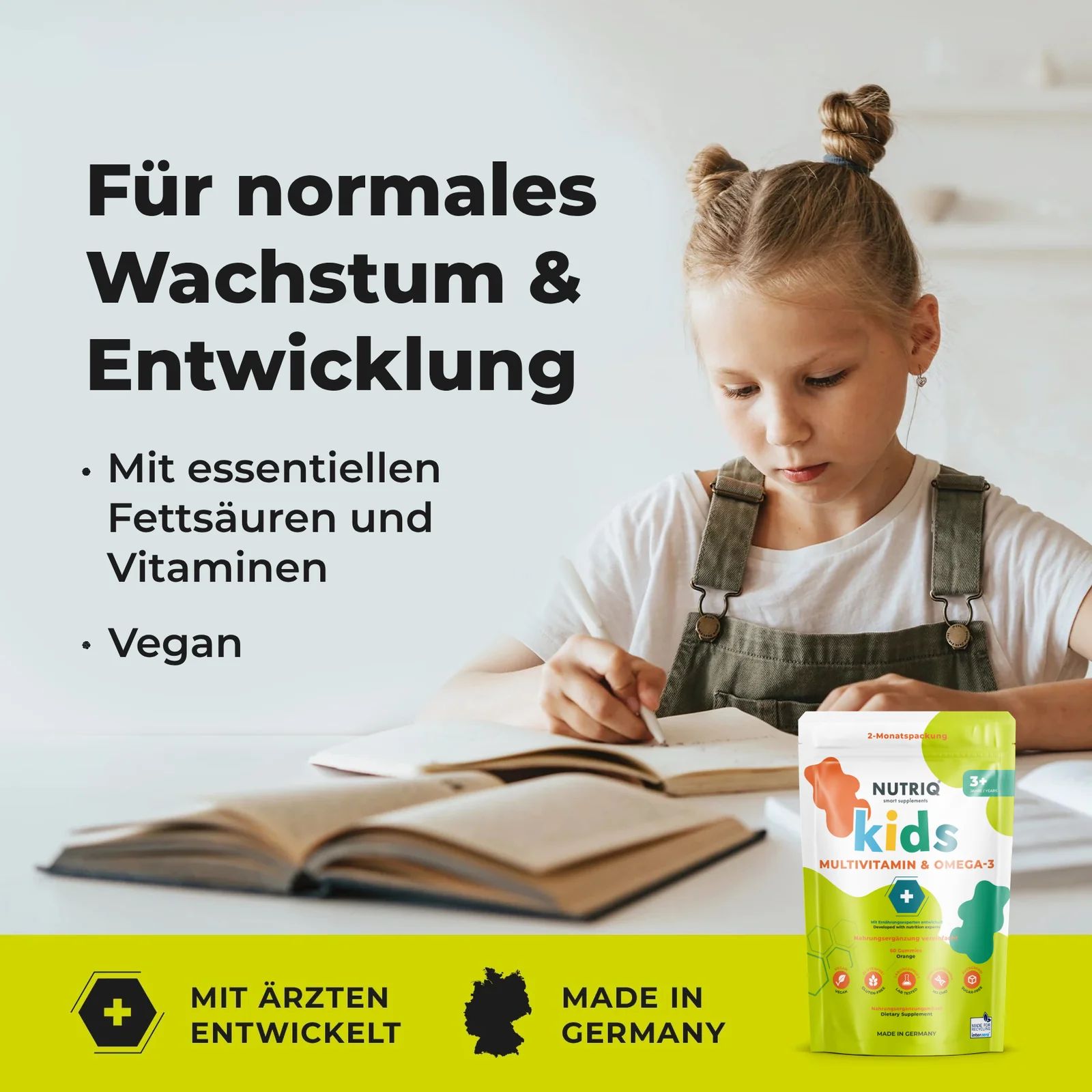 Mädchen am Tisch mit Büchern. Auf dem Tisch: NUTRIQ Kids Multivitamin & Omega-3. Text: Mit essentiellen Fettsäuren und Vitaminen. Vegan.