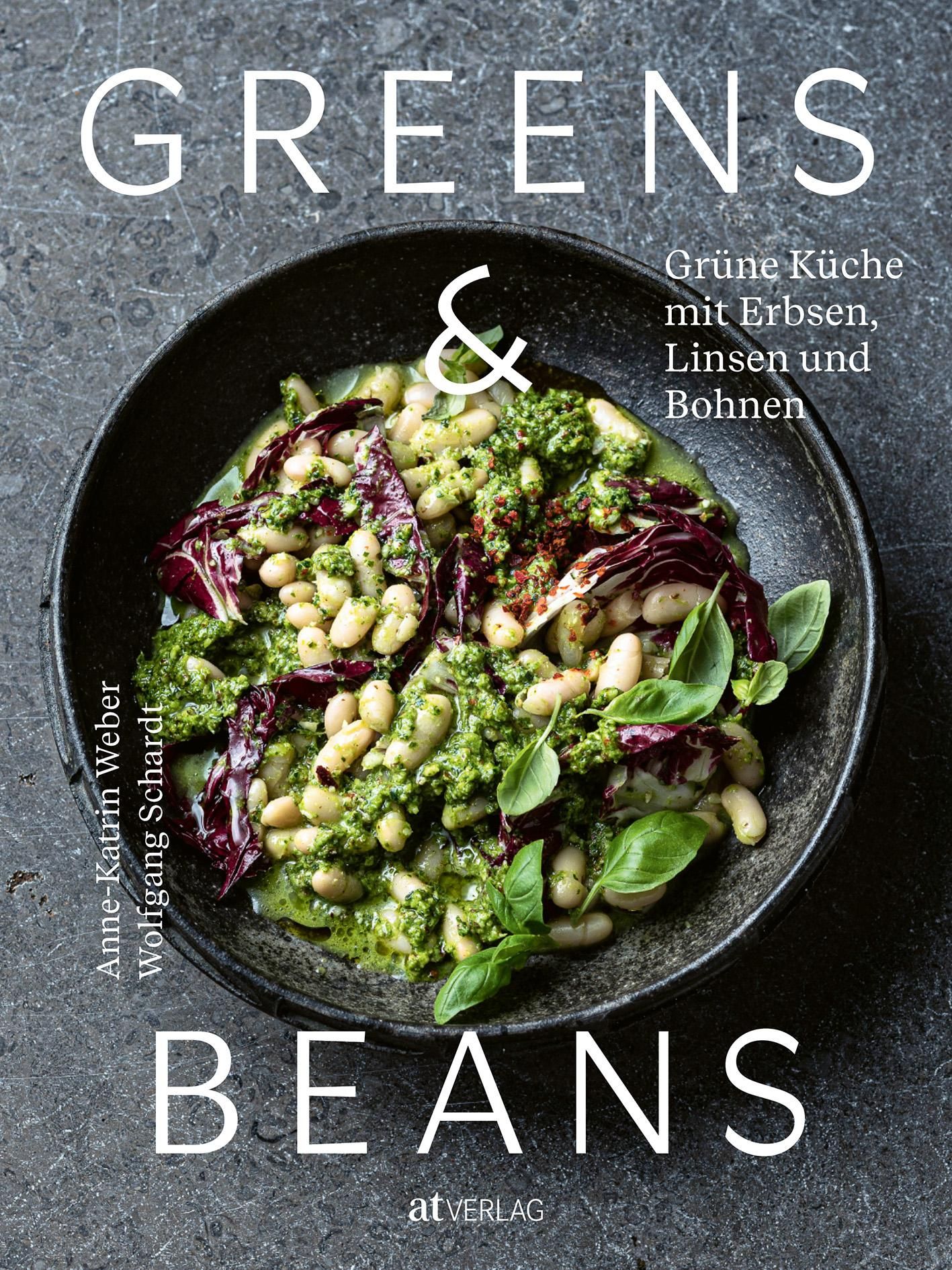 Kochbuch "Greens & Beans". Auf dem Cover: Gericht mit Bohnen, Erbsen, Linsen und Kräutern in einer Schüssel. Autoren: Anne-Katrin Weber, Wolfgang Schardt.