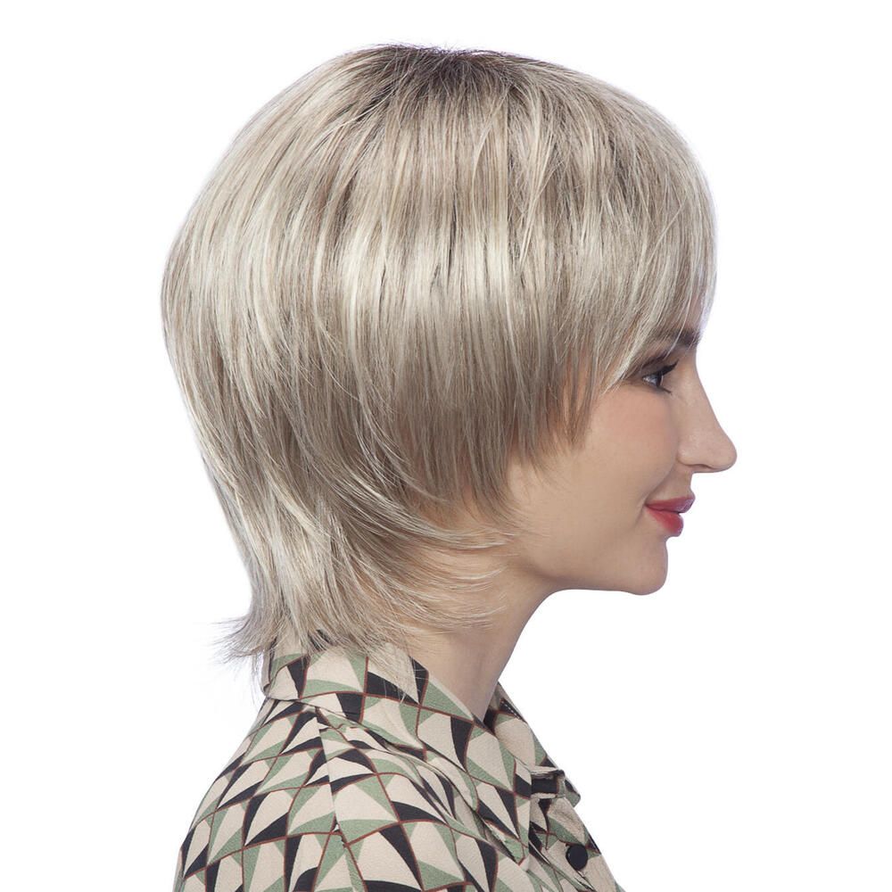 Perücke Enja von trendhair. Kurze, blonde Kunsthaarperücke mit Pony. Frau mit Perücke, Seitenansicht.