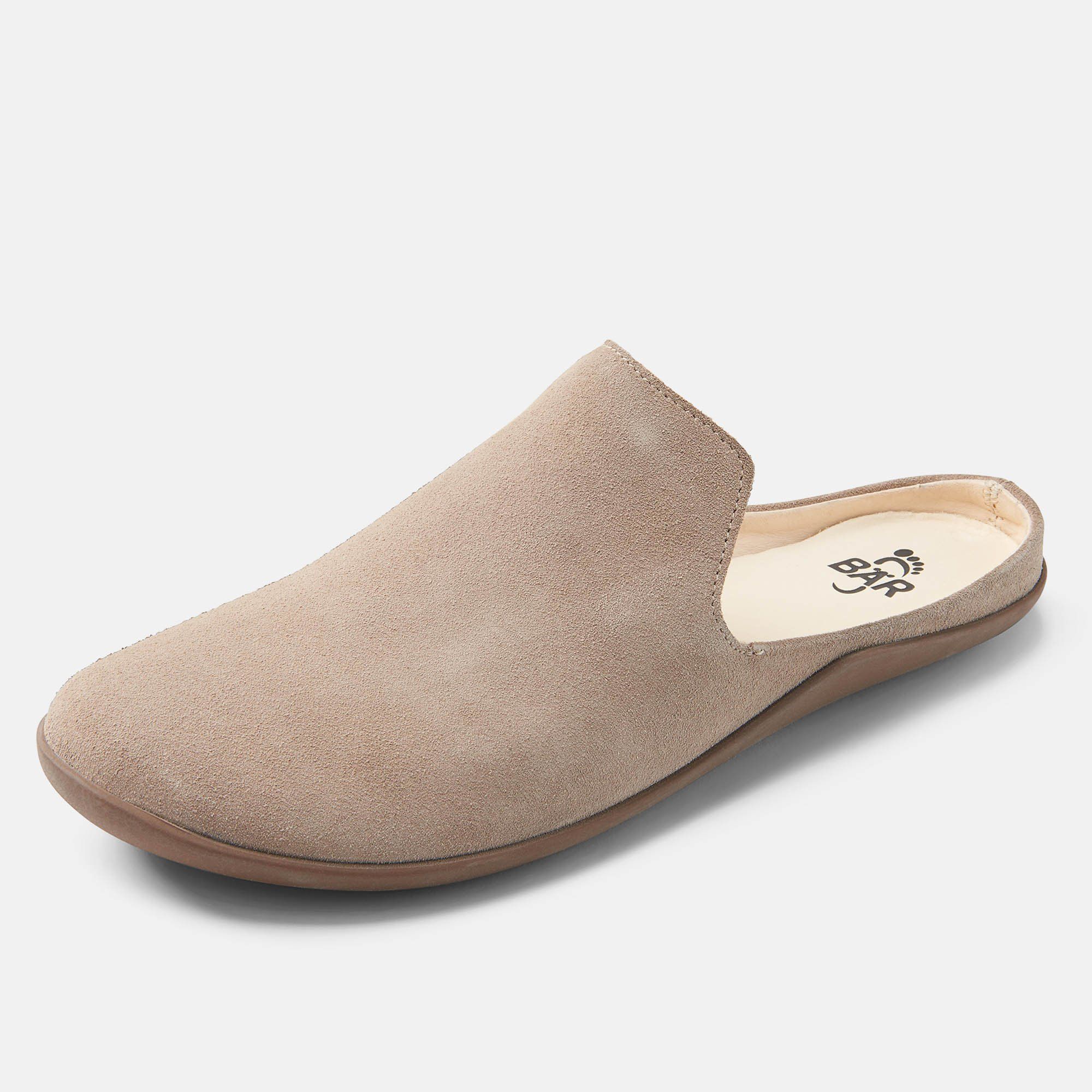 Beige Pantolette. Obermaterial aus Wildleder, braune Sohle. Innensohle mit Logo.