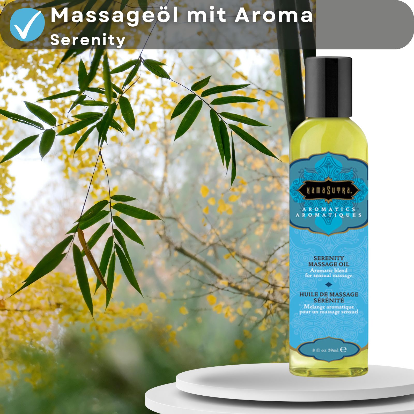 Kamasutra Massageöl Serenity. Flasche mit schwarzem Deckel, blau-türkis Etikett. Text: Aromatics, Serenity Massage Oil, Huile de massage Serenite. Hintergrund: Bambus.