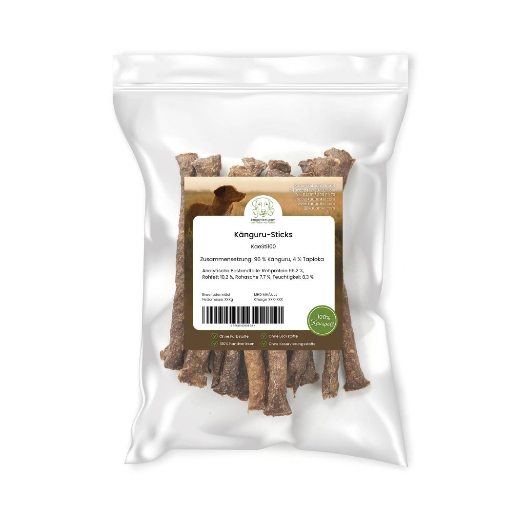 Hundefutter: Känguru-Sticks, einzeln auf weißem Hintergrund.