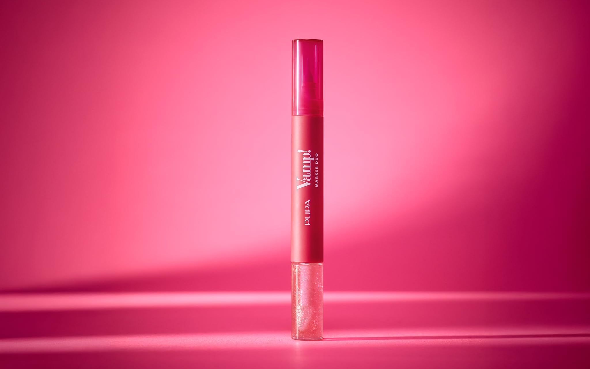 Doppelter Lippenstift mit Applikator. Ein Ende ist rot, das andere transparent mit Glitzer.