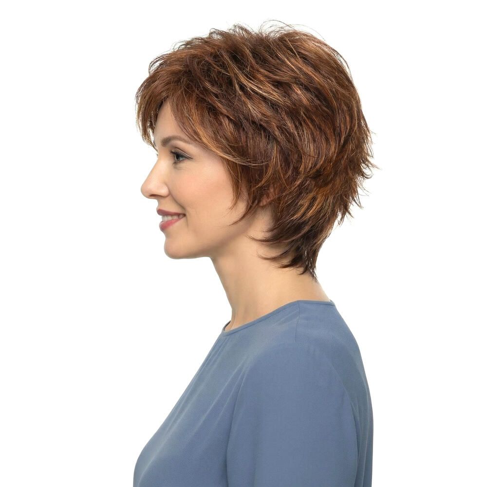 Kurzhaarperücke, rotbraun, mit Pony, auf einer Frau. Seitenansicht.