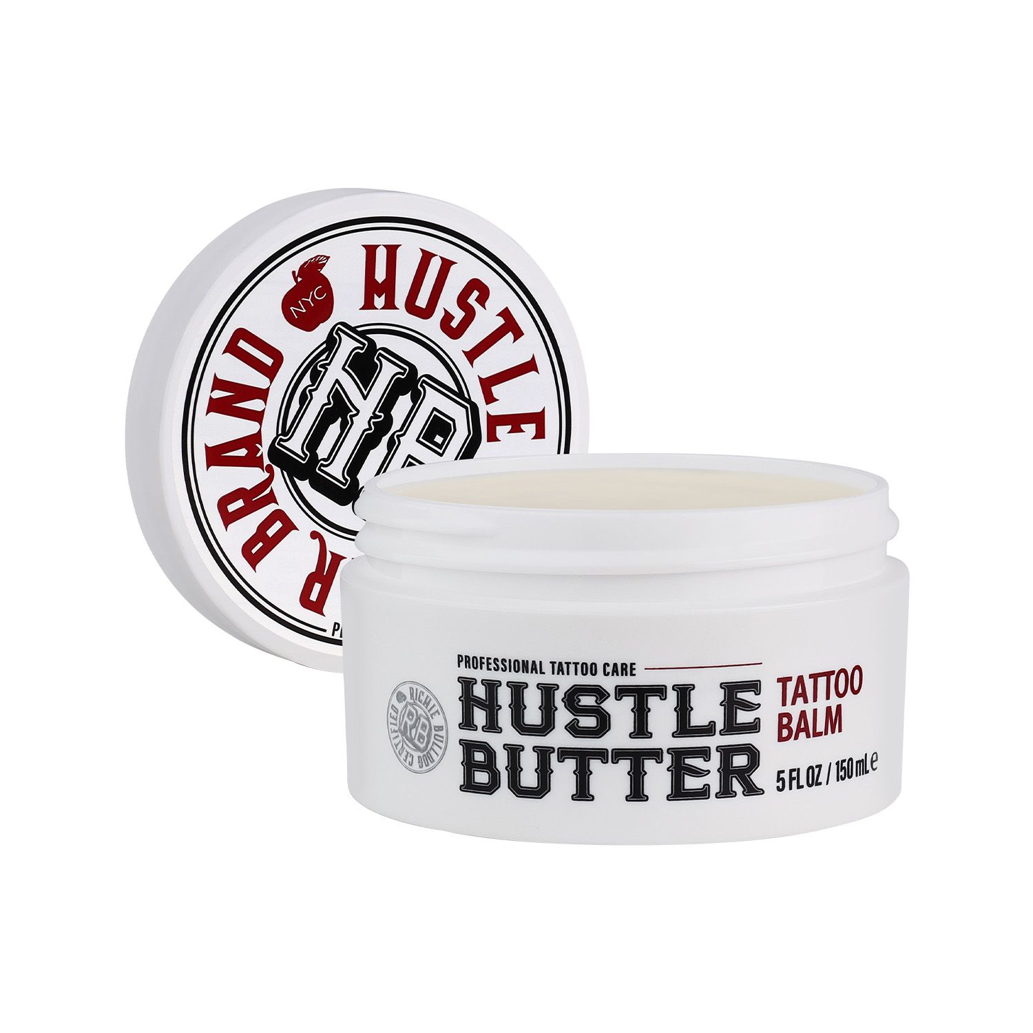Weißes Tiegel mit geöffnetem Deckel. "Hustle Butter Tattoo Balm"-Aufschrift. Deckel mit Logo.
