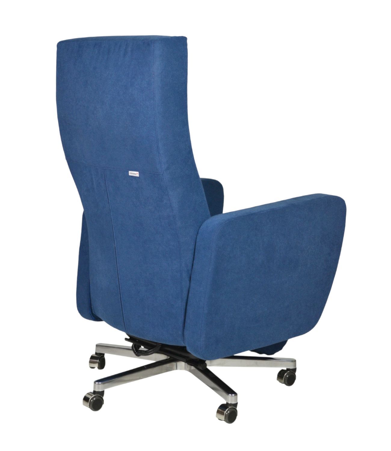 Blauer Relaxsessel mit Rollen. Rückansicht. Hohe Rückenlehne, Armlehnen, silbernes Gestell, Rollen. Kleines Etikett.