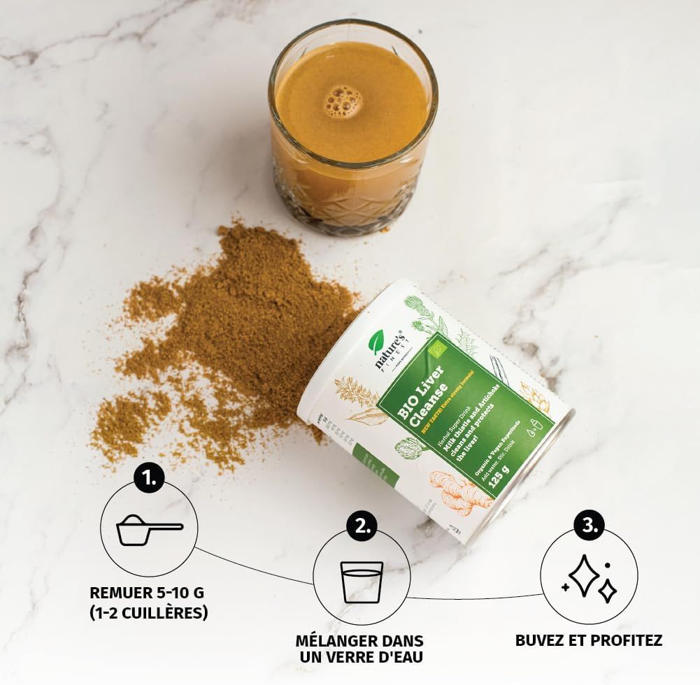 Préparation de Nature's Finest BIO LIVER CLEANSE. Poudre sur marbre, cuillère, verre avec boisson. Instructions.