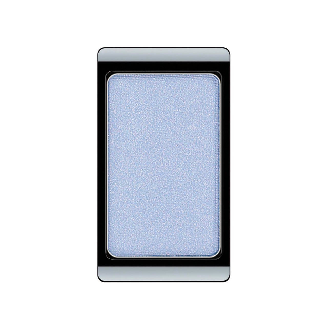 Hellblauer Lidschatten in rechteckiger Form, umgeben von einem schwarzen Rahmen und silberfarbenem Gehäuse.