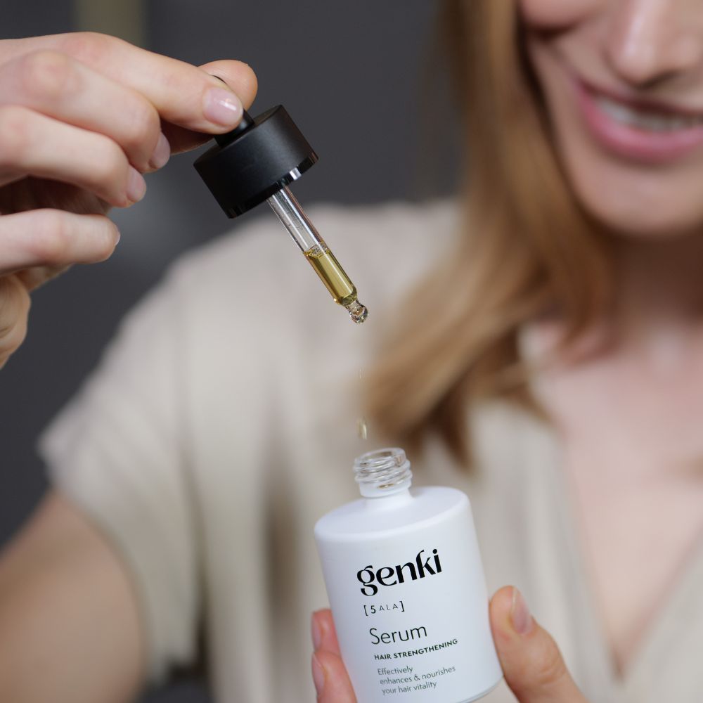 Serum wird aus einer Pipette in eine Flasche getropft. Genki-Logo und Produktbezeichnung auf der Flasche.