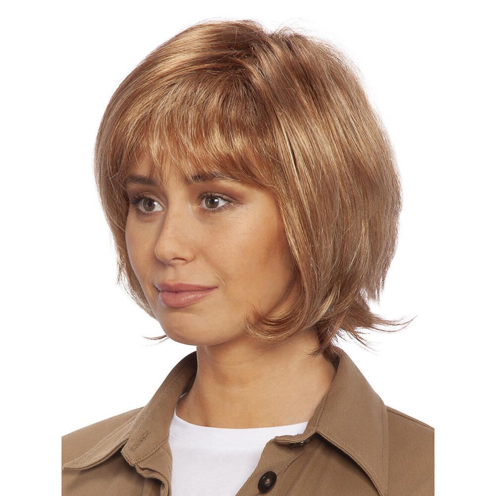 Perücke Maren von trendhair. Kurze, blonde Kunsthaarperücke mit Pony. Seitenansicht einer Frau.
