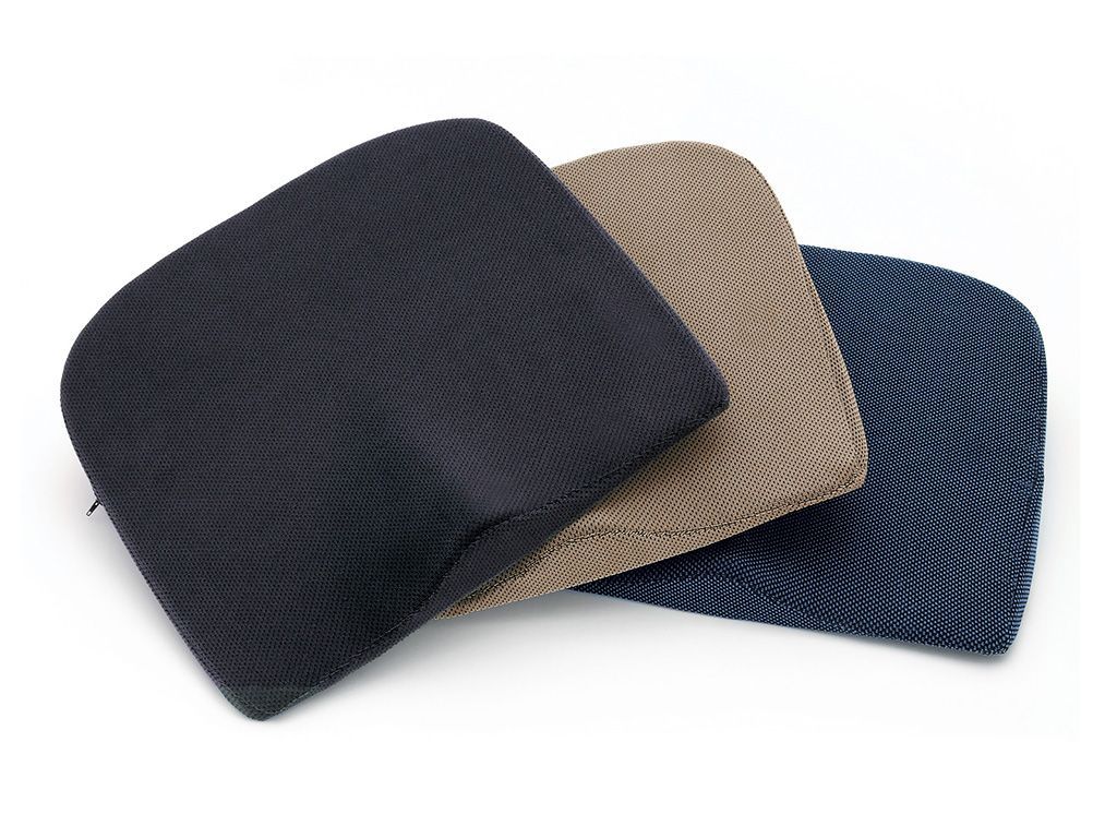 Drei Keilkissen in Schwarz, Beige und Blau. Quadratische Form mit abgerundeten Ecken. Stoffbezug.