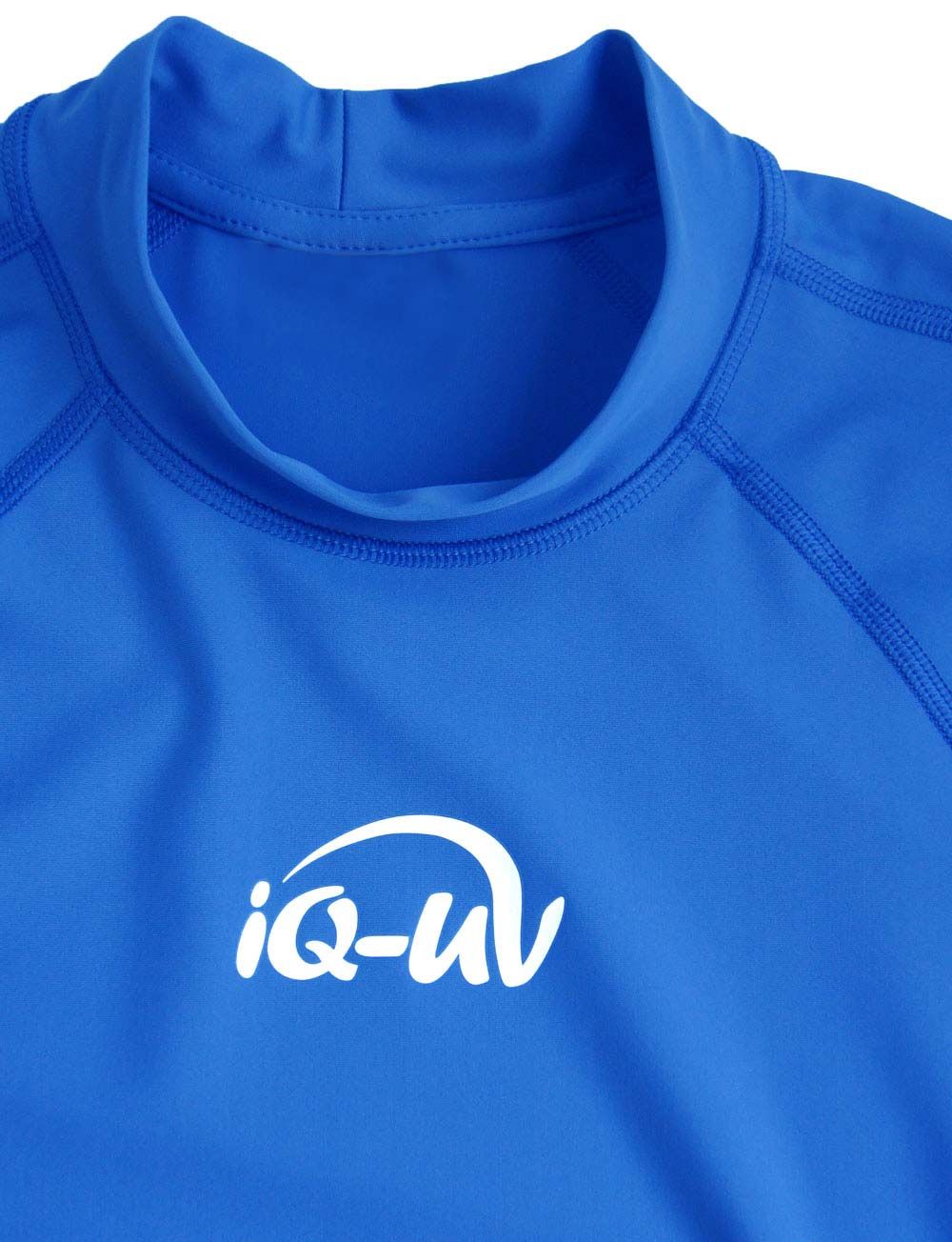 Nahaufnahme des blauen UV-Shirts mit Stehkragen. Weißes Logo auf der Brust.
