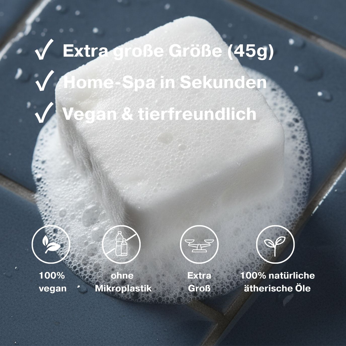 Weißer Duschwürfel mit Schaum. Text: Extra große Größe, vegan & tierfreundlich. 100% natürliche ätherische Öle.