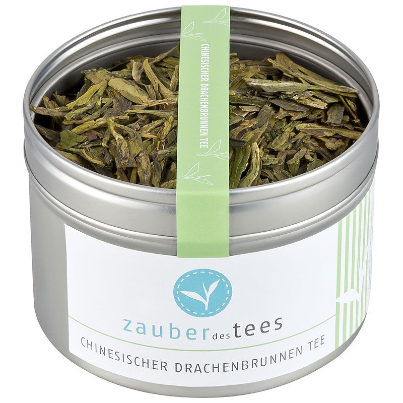 Runde Metalldose mit grünem Tee. Aufkleber mit Text: Zauber des Tees, Chinesischer Drachenbrunnen Tee. Grünes Etikett mit Text.