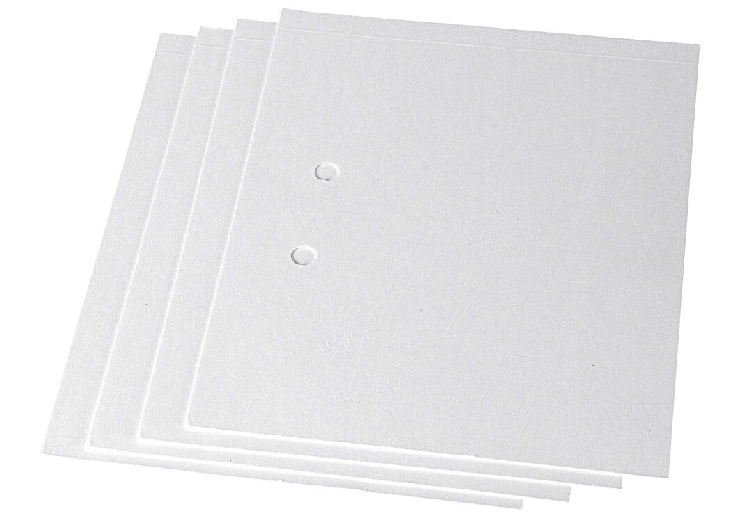 Vier weiße Ersatz-Hydrator-Vliese mit Löchern, gestapelt. Blick von oben.