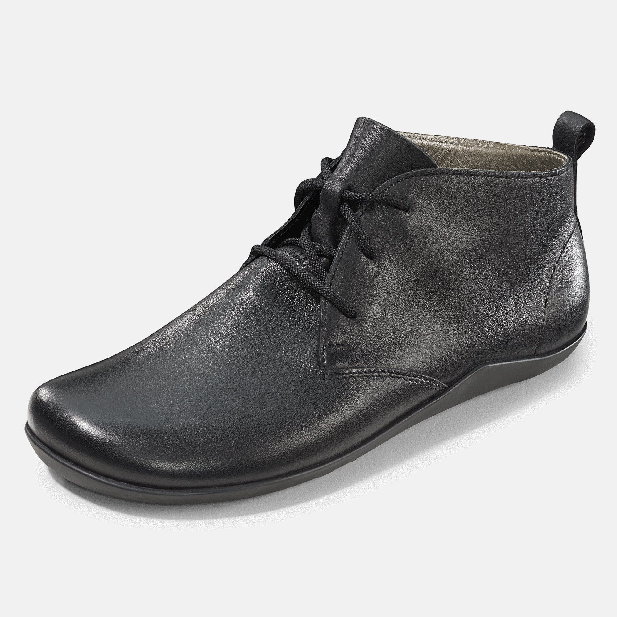 Schwarze Stiefelette mit Schnürsenkeln. Glattes Leder, flache Sohle. Schuh von vorne.