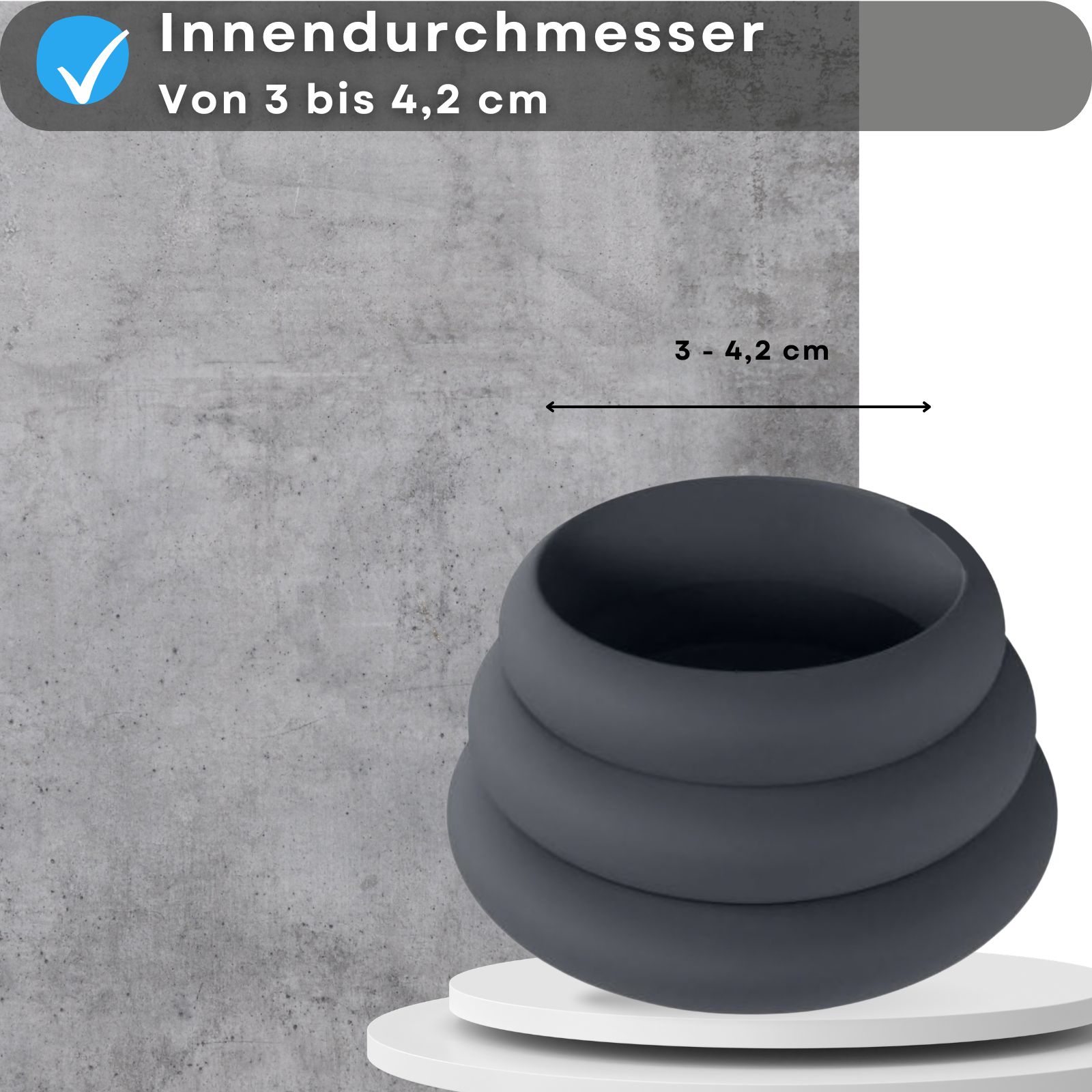 Ein Penisring-Set steht vor einer Betonwand. Text: Innendurchmesser von 3 bis 4,2 cm.