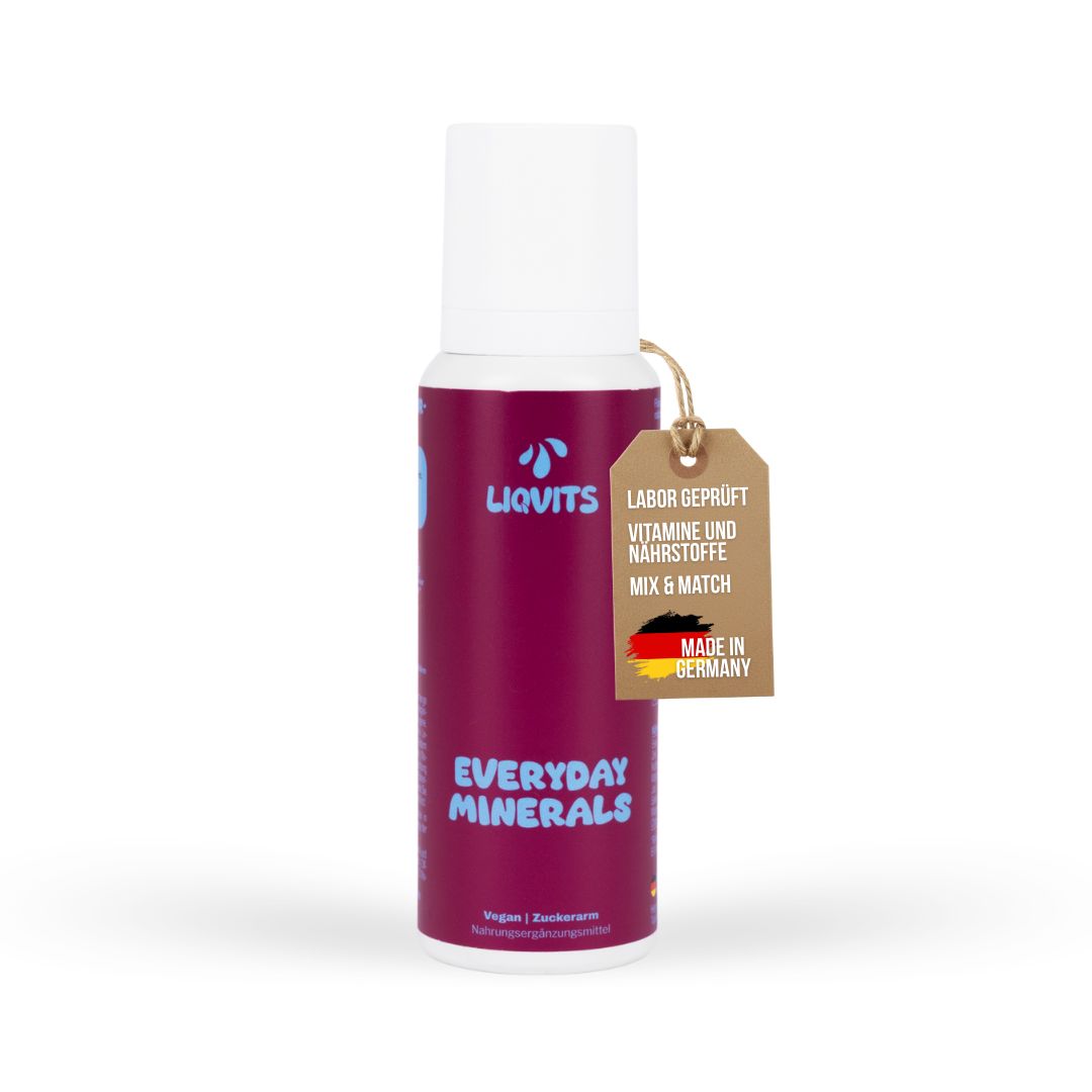 Flasche LiqVits Everyday Minerals mit Anhänger. Aufschrift: Labor geprüft, Vitamine und Nährstoffe, Mix & Match, Made in Germany. Vegan, zuckerarm.