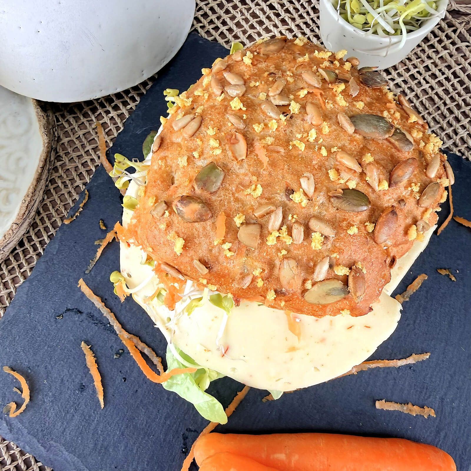 Locawo Flotty Karotty Brötchen belegt mit Käse, Salat und Karottenstreifen, Draufsicht.