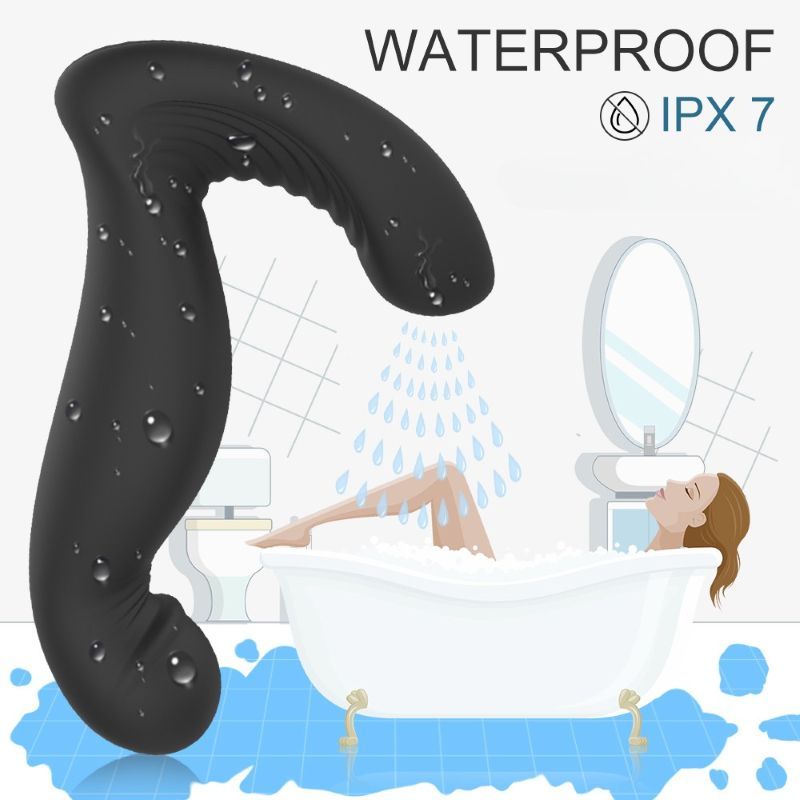 Schwarzer Vibrator unter Wasserstrahl. Text: WATERPROOF IPX 7. Frau in Badewanne.