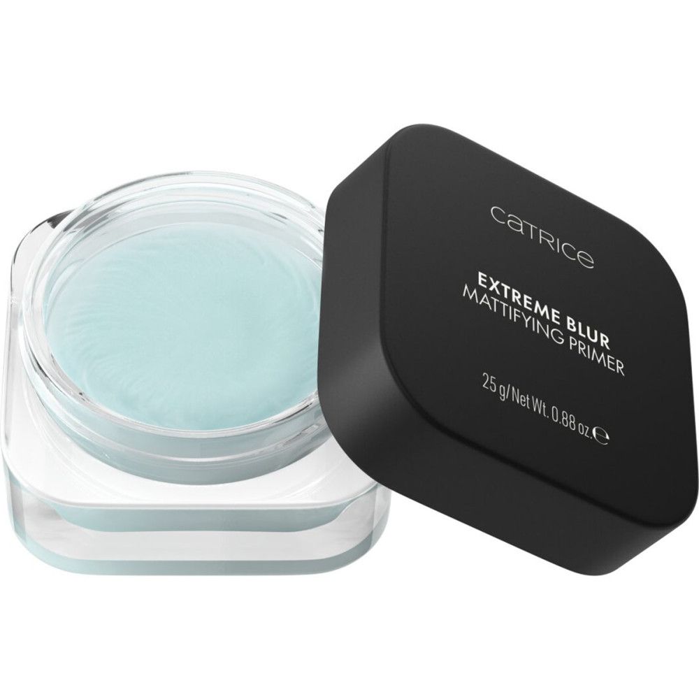Catrice Extreme Blur Mattierender Primer-Tiegel, Deckel geöffnet. Schwarzer Deckel, transparente Basis. Blaue Creme sichtbar. Aufschrift: Extreme Blur Mattifying Primer.
