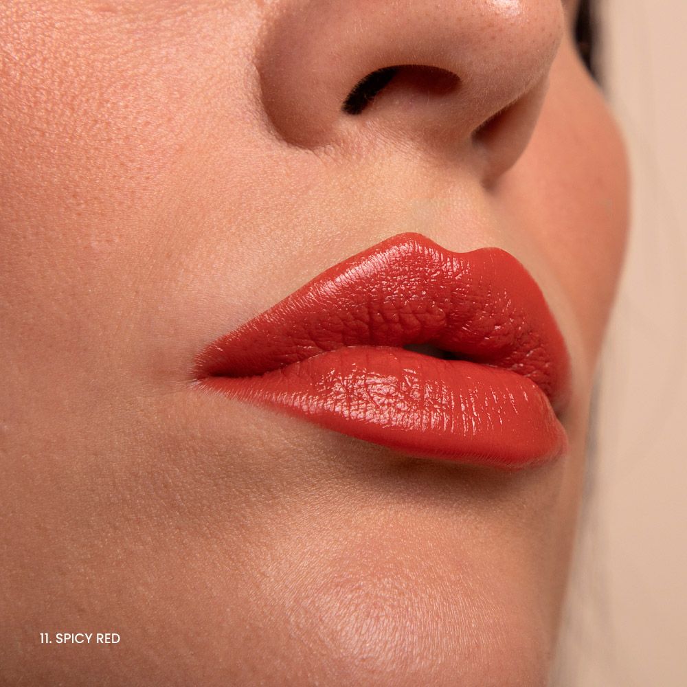 Primo piano di labbra con rossetto rosso. Testo: 11. Spicy Red.