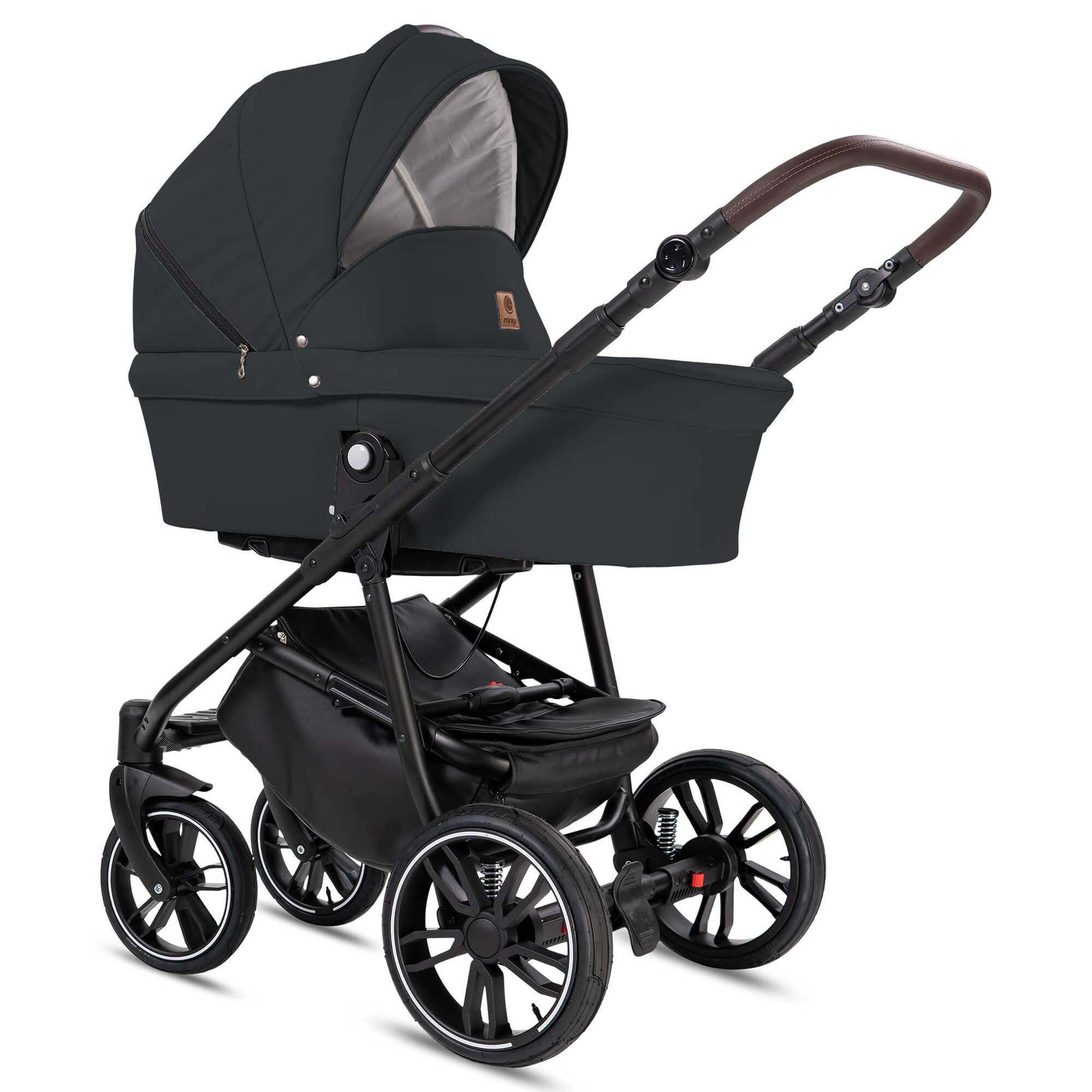 Dunkelgrauer Kinderwagen mit schwarzem Gestell, braunem Griff und vier Rädern. Babywanne aufgesetzt.