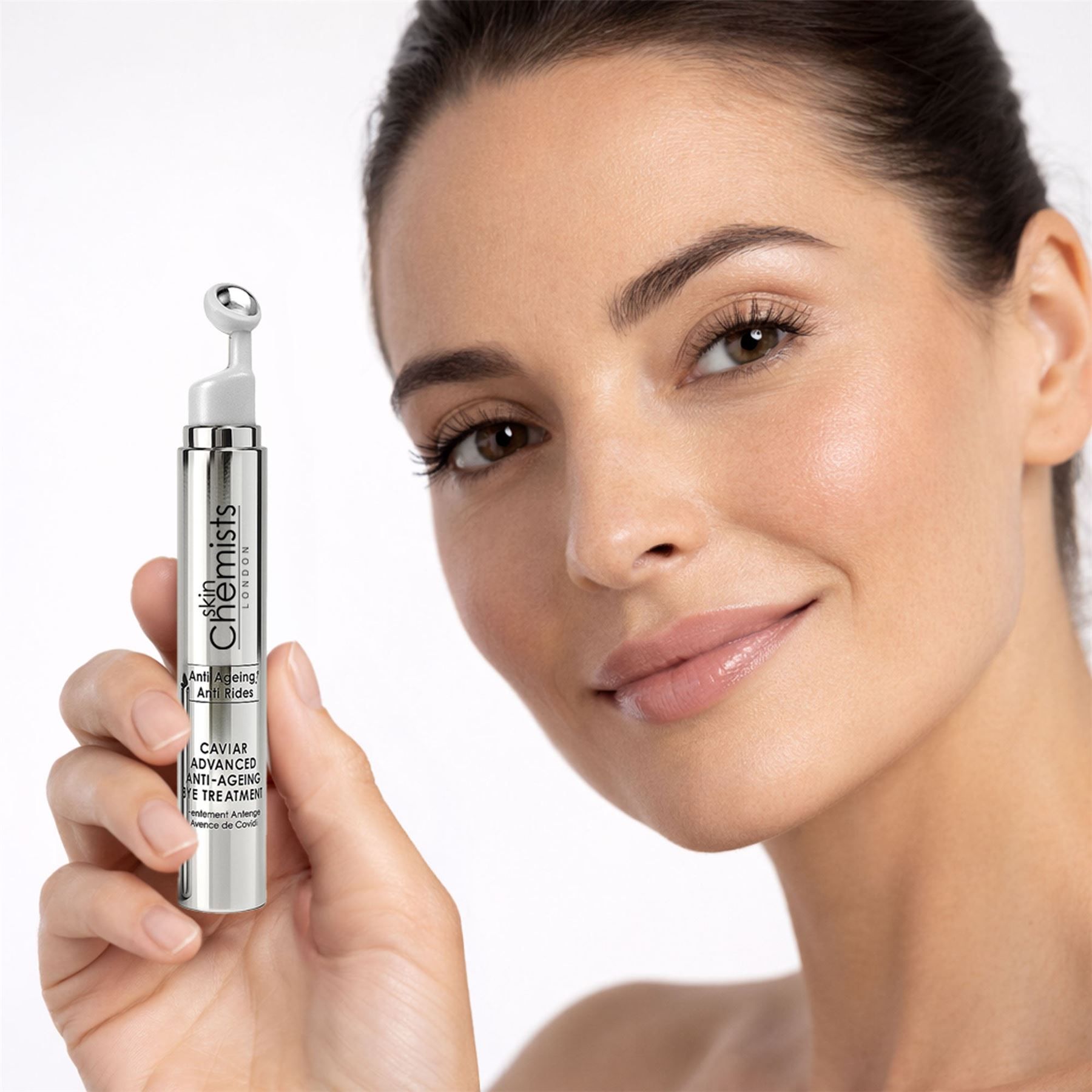 Frau hält SkinChemists Augenpflege-Serum mit Applikator.