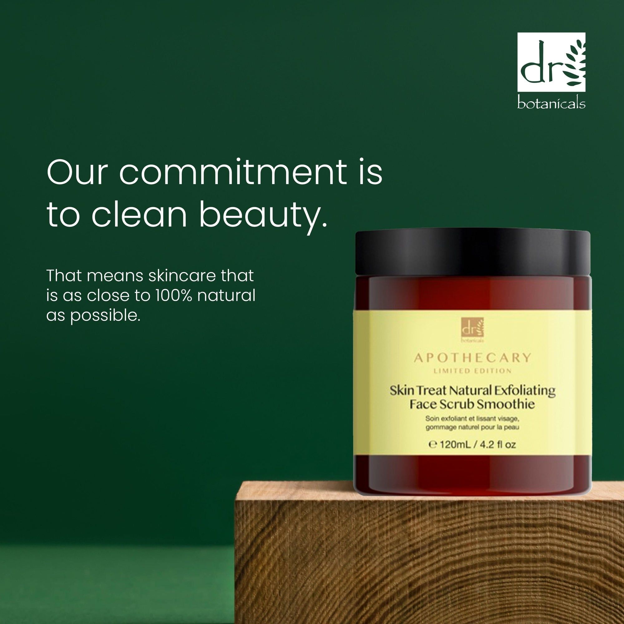 Produkt auf Holzblock. Aufschrift: Skin Treat Natural Exfoliating Face Scrub Smoothie. Text: Our commitment is to clean beauty.