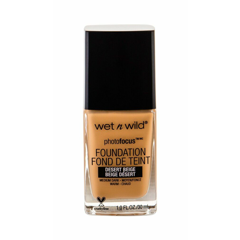 Flüssiges Make-up in Glasflasche. "wet n wild" und "photo focus" Schriftzug. Farbton "Desert Beige". Mit schwarzem Deckel.