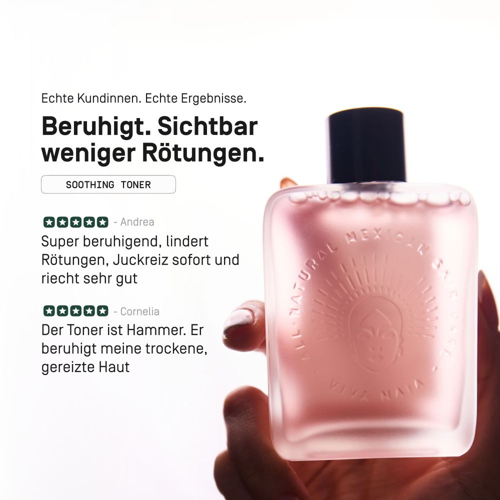 Eine Hand hält den Viva Maia Soothing Toner vor einem Hintergrund mit Kundenbewertungen.